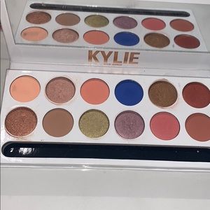 Kylie cosmetics eyes shadow palette